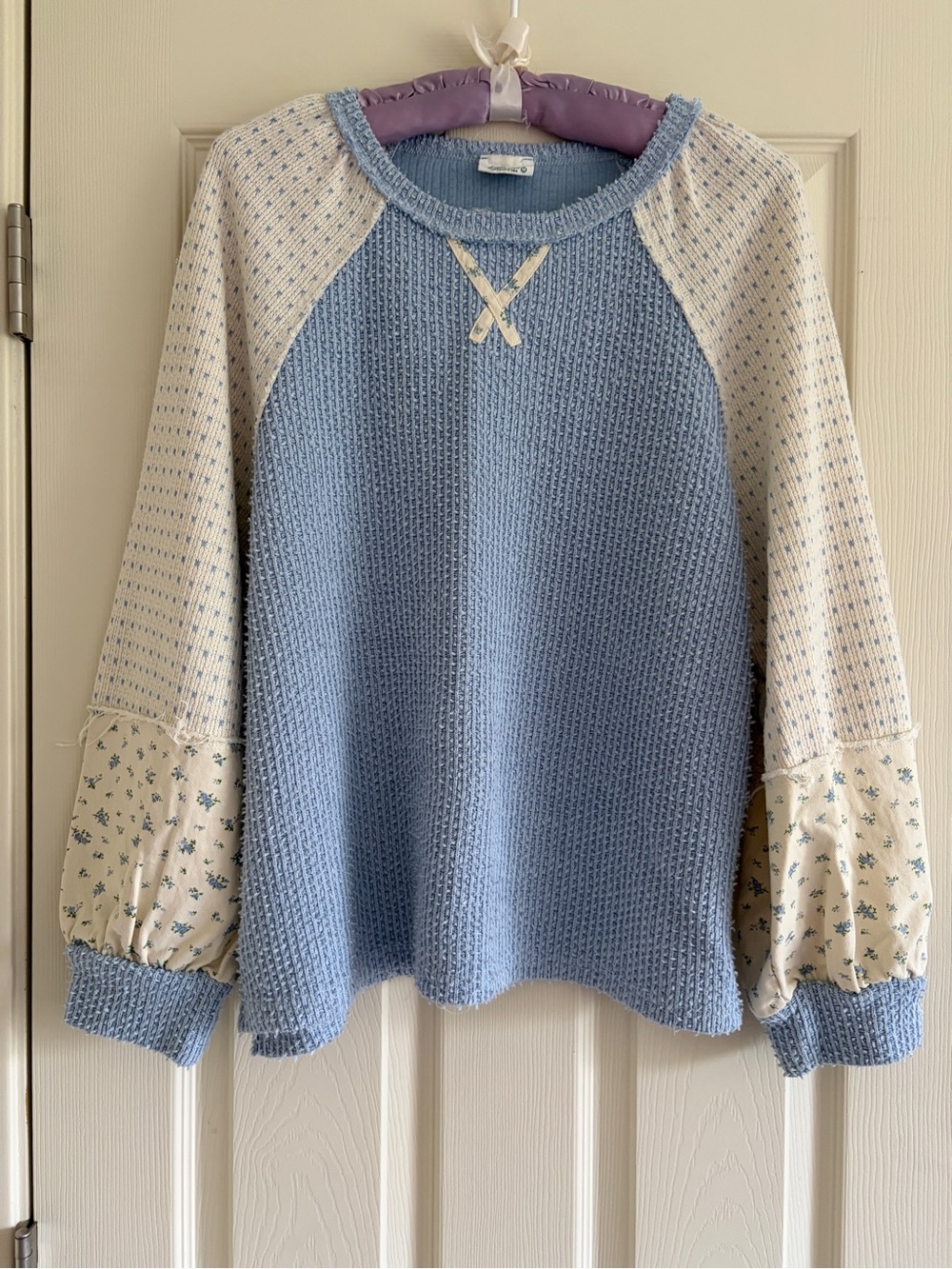 New In Blue and Cream Raglan Sleeve Colorblock Knit Women's Top Size Medium